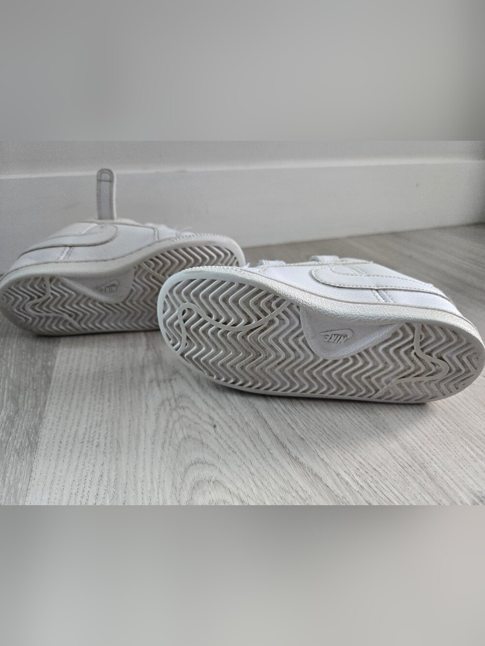Nike White Leather Kids Velcro Sneakers - Picture 5 of 5